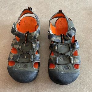 Op size 5 closed toed sandals, sandals run true to size. EUC. Like new